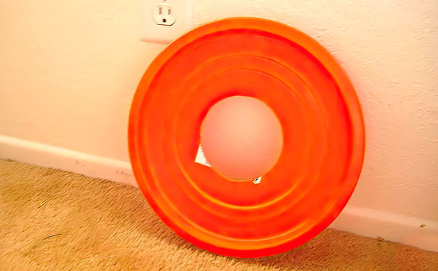 вырезаем отверстие соответствующего диаметра