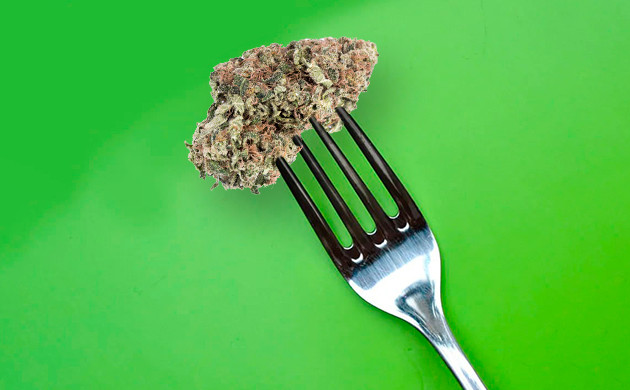 Измельчение шишек вилкой