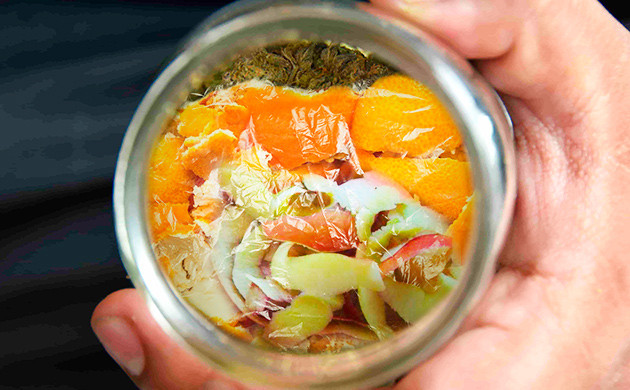 Герметичная банка с соцветиями и фруктовой кожурой