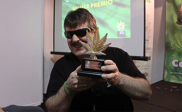 Remo с наградой за самую большую колу в мире